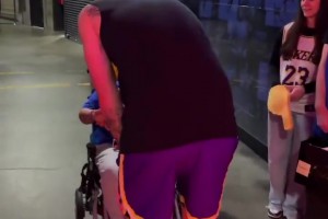 暖心❤️！东契奇赛前见小球迷给小球迷签名...