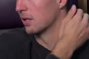 这气氛真好！詹姆斯唱起自创《肯纳德主题曲》后者被逗笑😬