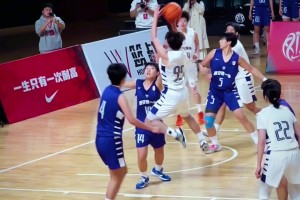 你敢相信，这是一个女生的打球方式...